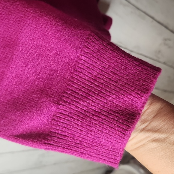 🎅NWT Uptown Ellie V-Neck Sweater in Rich Pink Large - Picture 4 of 7